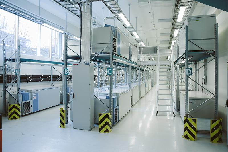 Oversiktsbilde av et industrirom med mage ulike maskiner.